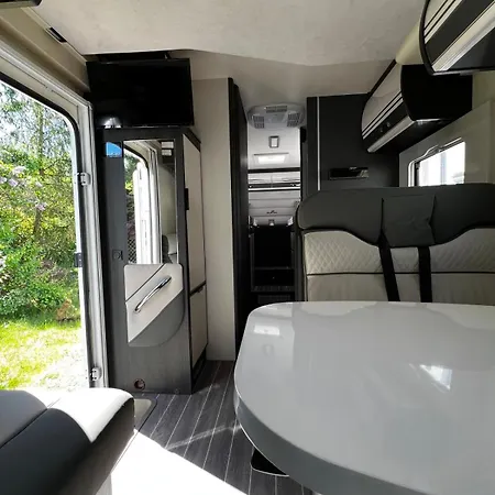New Campers, Full Grazing, Hit 公寓 华沙